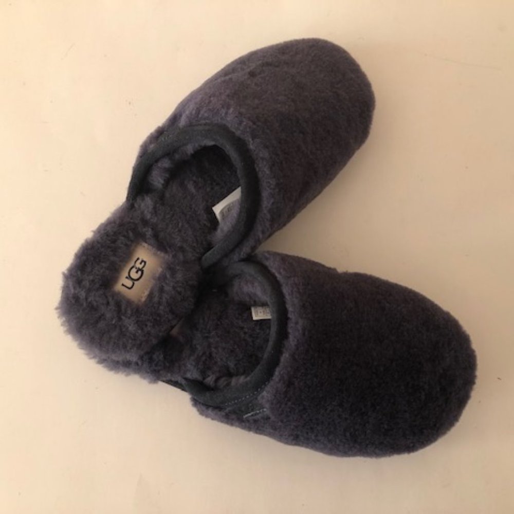 UGG Fluffette Navy Slipper. Size: 7, 12 - Picture 11 of 13